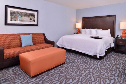 Habitación con cama extragrande y sofá cama - Adaptada para personas con discapacidad auditiva - No fumadores del hotel Hampton Inn Rome. Foto 4