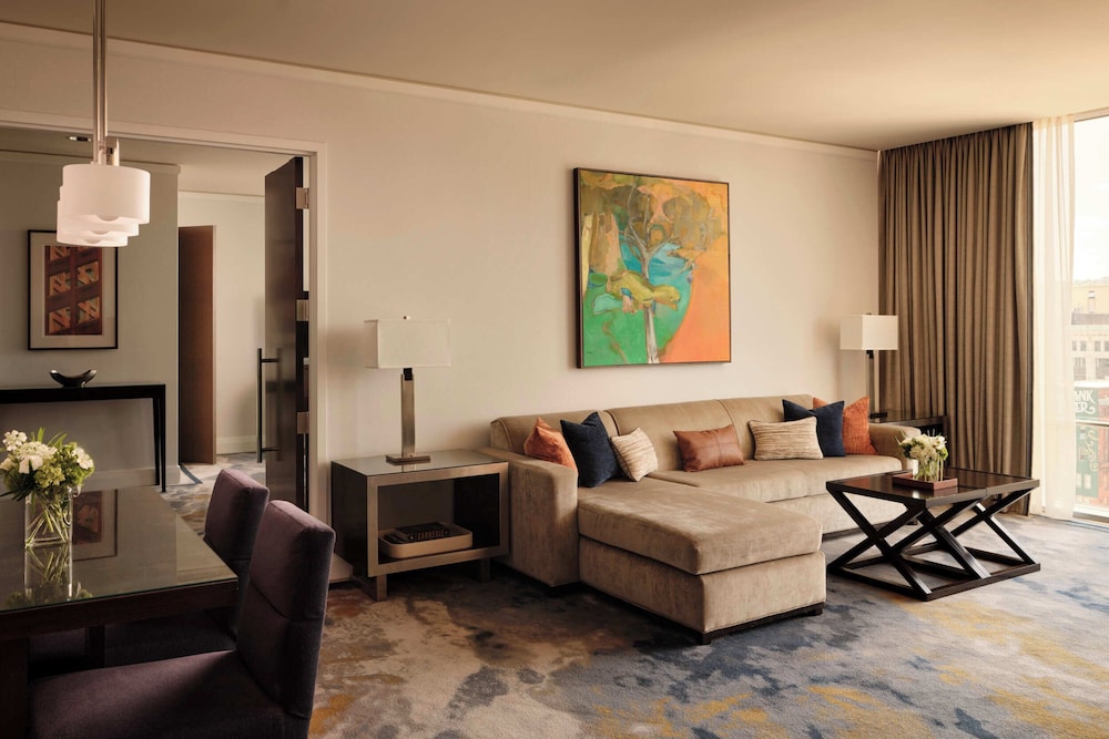 SUITE EJECUTIVA CAMA KING VISTA AL RÍO 420sf 39sm. Accesible para movilidad y audición, ducha sin barreras del hotel Fairmont Pittsburgh