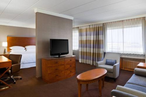 Suite con cama extragrande - Planta VIP del hotel Sheraton Niagara Falls