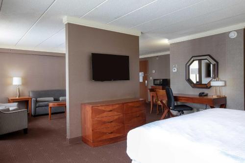 Suite con cama extragrande - Planta VIP del hotel Sheraton Niagara Falls. Foto 1