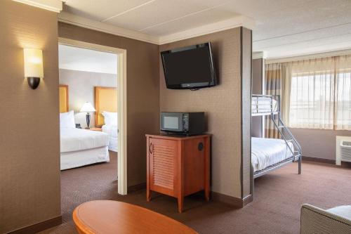 Suite con 1 litera king o 2 camas queen y sofá cama del hotel Sheraton Niagara Falls