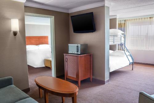 Suite con 1 litera king o 2 camas queen y sofá cama del hotel Sheraton Niagara Falls. Foto 1