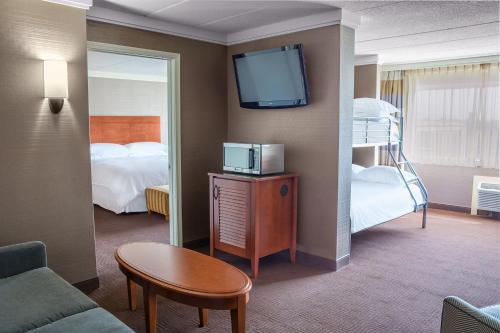 Suite con 1 litera king o 2 camas queen y sofá cama del hotel Sheraton Niagara Falls. Foto 2