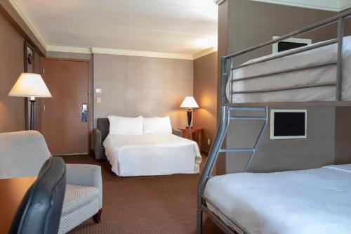 Suite con 1 litera king o 2 camas queen y sofá cama del hotel Sheraton Niagara Falls. Foto 3