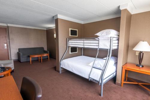 Suite con 1 litera king o 2 camas queen y sofá cama del hotel Sheraton Niagara Falls. Foto 4