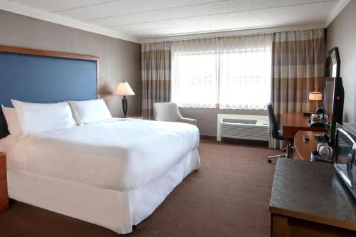 Habitación King con ducha accesible para silla de ruedas - Accesible para movilidad y audición del hotel Sheraton Niagara Falls