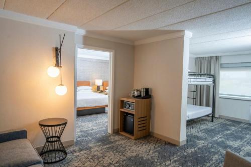 Suite con 1 litera king o 2 camas queen y sofá cama del hotel Sheraton Niagara Falls
