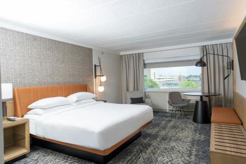 Habitación King con ducha accesible para silla de ruedas - Accesible para movilidad y audición del hotel Sheraton Niagara Falls