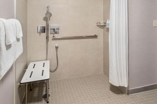 Habitación adaptada para personas con discapacidad auditiva y movilidad reducida con bañera adaptada y sofá cama - 1 cama extragrande del hotel Courtyard By Marriott Tarrytown Westchester County. Foto 1