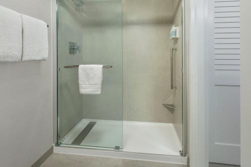 Habitación adaptada para personas con discapacidad auditiva y movilidad reducida con bañera adaptada y sofá cama - 1 cama extragrande del hotel Courtyard By Marriott Tarrytown Westchester County. Foto 5