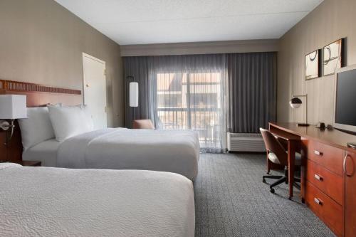 Habitación Doble con ducha accesible en silla de ruedas - Adaptada para personas con problemas de movilidad/discapacidad auditiva - 2 camas dobles del hotel Courtyard By Marriott Tarrytown Westchester County