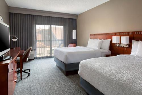 Habitación con 2 camas grandes - Adaptada para personas con problemas de audición del hotel Courtyard By Marriott Tarrytown Westchester County
