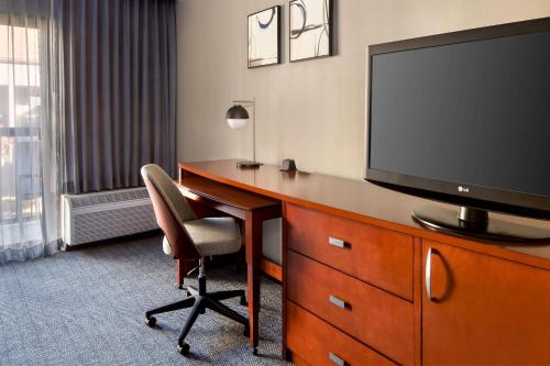 Habitación con 2 camas grandes - Adaptada para personas con problemas de audición del hotel Courtyard By Marriott Tarrytown Westchester County. Foto 1