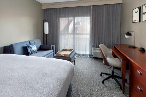 Habitación adaptada para personas con movilidad reducida y discapacidad auditiva con ducha accesible en silla de ruedas y sofá cama - Cama extragrande del hotel Courtyard By Marriott Tarrytown Westchester County