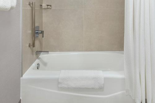 Habitación Doble adaptada para personas con discapacidad auditiva y movilidad reducida con bañera adaptada - 2 camas dobles del hotel Courtyard By Marriott Tarrytown Westchester County. Foto 4