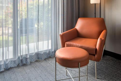 Habitación con 2 camas grandes del hotel Courtyard By Marriott Tarrytown Westchester County. Foto 2