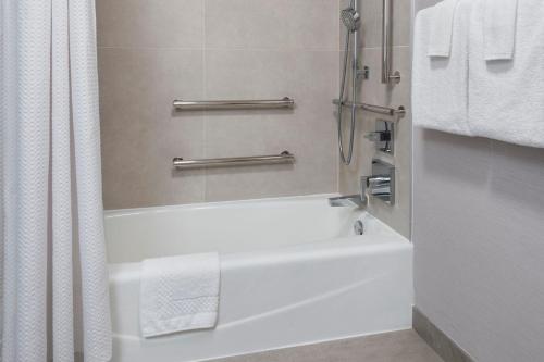 Habitación con 2 camas grandes del hotel Courtyard By Marriott Tarrytown Westchester County. Foto 6