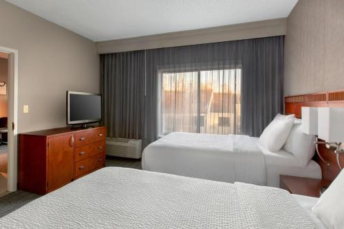 Suite Doble de 1 dormitorio con sofá cama del hotel Courtyard By Marriott Tarrytown Westchester County. Foto 1