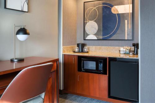Suite Doble de 1 dormitorio con sofá cama del hotel Courtyard By Marriott Tarrytown Westchester County. Foto 2