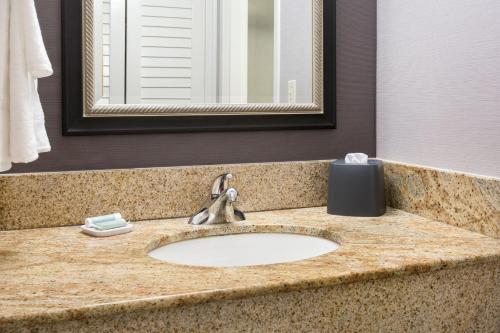 Suite Doble de 1 dormitorio con sofá cama del hotel Courtyard By Marriott Tarrytown Westchester County. Foto 4