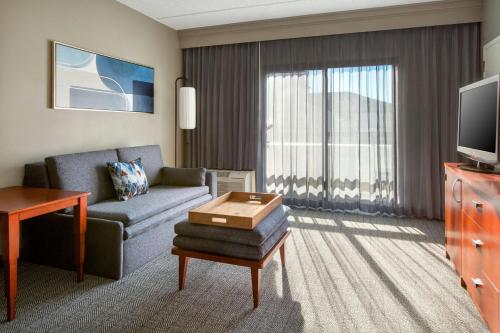Suite con cama extragrande, sofá cama y bañera accesible - Adaptada para personas con discapacidad auditiva y movilidad reducida del hotel Courtyard By Marriott Tarrytown Westchester County