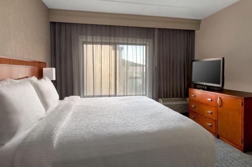 Suite con cama extragrande, sofá cama y bañera accesible - Adaptada para personas con discapacidad auditiva y movilidad reducida del hotel Courtyard By Marriott Tarrytown Westchester County. Foto 1