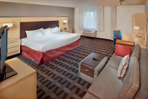 Estudio con cama extragrande y sofá cama del hotel Towneplace Suites By Marriott Albany Downtown/medical Center