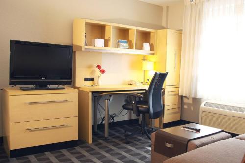 Estudio con cama extragrande y sofá cama del hotel Towneplace Suites By Marriott Albany Downtown/medical Center. Foto 1