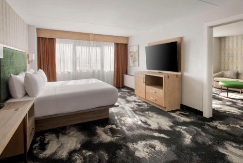 Suite Estudio con cama extragrande del hotel DoubleTree by Hilton Poughkeepsie. Foto 2