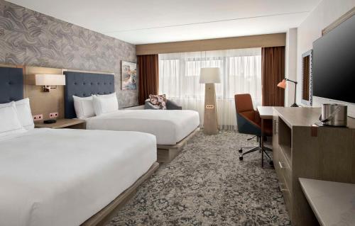 Habitación con 2 camas grandes del hotel DoubleTree by Hilton Poughkeepsie. Foto 2