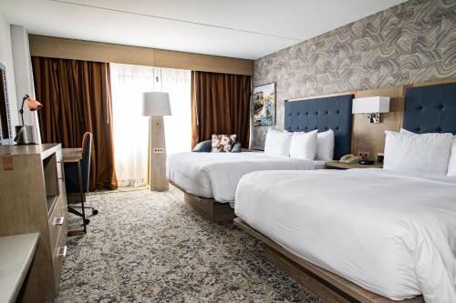 Habitación con 2 camas grandes del hotel DoubleTree by Hilton Poughkeepsie. Foto 3