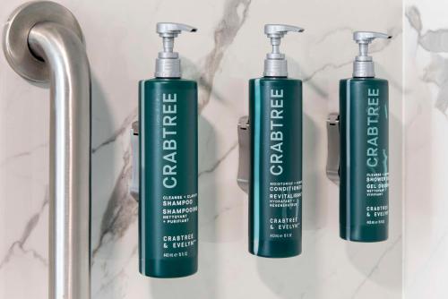 Suite con cama extragrande del hotel DoubleTree by Hilton Poughkeepsie