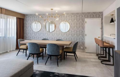 Suite de dos habitaciones con cama extragrande y vistas a la montaña del hotel DoubleTree by Hilton Poughkeepsie. Foto 3