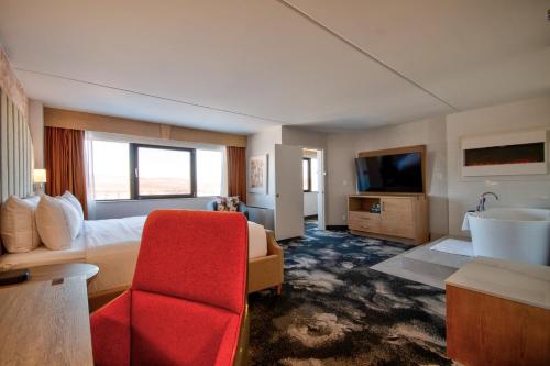 Suite con cama extragrande del hotel DoubleTree by Hilton Poughkeepsie. Foto 2
