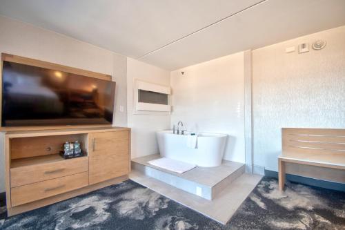 Suite con cama extragrande del hotel DoubleTree by Hilton Poughkeepsie. Foto 3