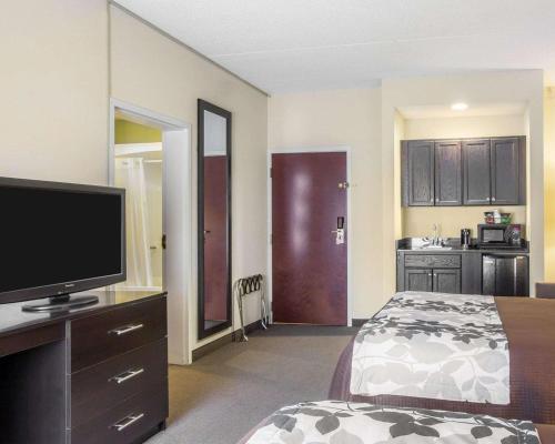 Suite con bañera de hidromasaje y cama grande - No fumadores del hotel Sleep Inn & Suites Queensbury. Foto 1