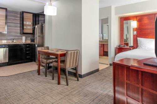 Estudio con cama extragrande y sofá cama del hotel Residence Inn By Marriott Yonkers Westchester County