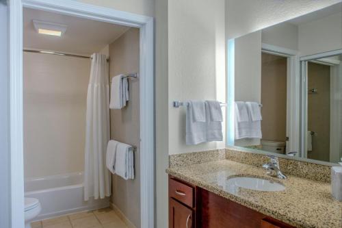 Estudio con cama extragrande y sofá cama del hotel Residence Inn By Marriott Yonkers Westchester County. Foto 1