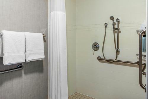 Estudio con cama extragrande y sofá cama - Adaptado para personas con discapacidad auditiva del hotel Residence Inn By Marriott Yonkers Westchester County. Foto 5
