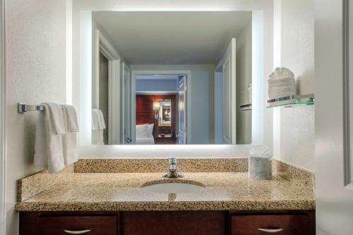 Estudio con cama extragrande, sofá cama y ducha a ras de suelo - Adaptado para personas con movilidad reducida del hotel Residence Inn By Marriott Yonkers Westchester County. Foto 3