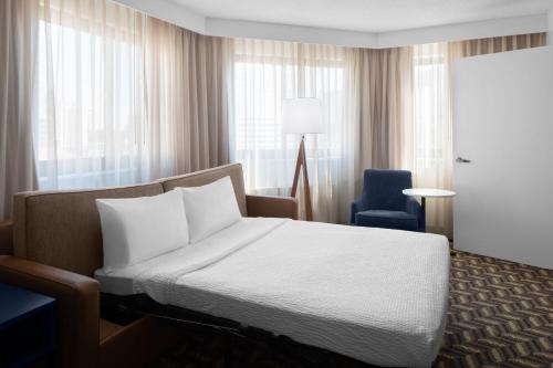 Suite de 1 dormitorio con sofá cama - Cama extragrande del hotel Residence Inn White Plains Westchester County. Foto 2