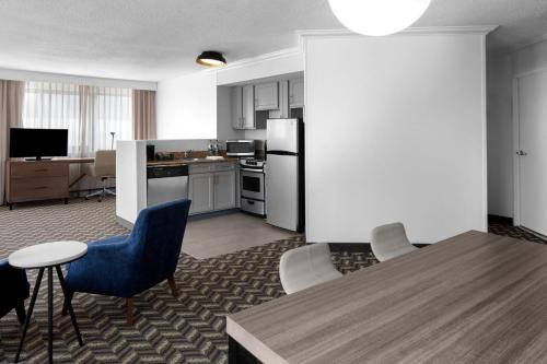 One - Bedroom Corner King Suite with Sofa Bed del hotel Residence Inn White Plains Westchester County. Foto 4