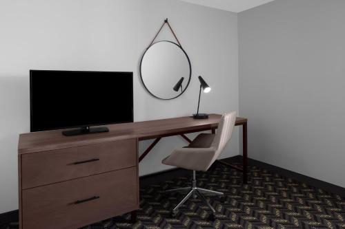 One - Bedroom King Suite with Sofa Bed - Mobility/Hearing Accessible with Roll - In Shower del hotel Residence Inn White Plains Westchester County. Foto 3