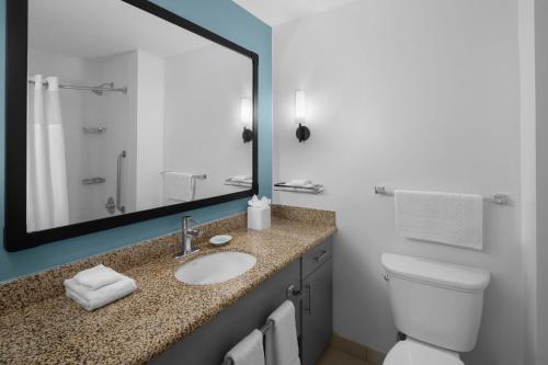 King Studio with Sofa Bed - Mobility/Hearing Accessible with Roll - In Shower del hotel Residence Inn White Plains Westchester County. Foto 3