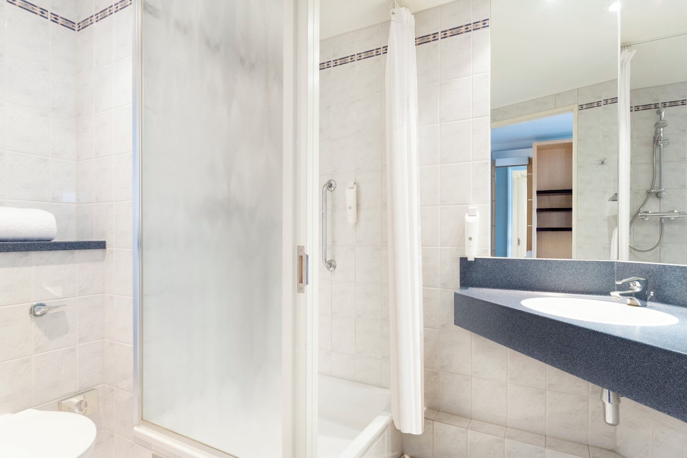 Habitación estándar, 1 cama doble con sofá cama del hotel Holiday Inn Express Park Royal. Foto 9