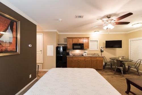 Suite de 1 dormitorio con cocina del hotel Goulding's. Foto 6