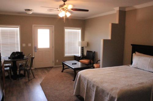 Suite de 1 dormitorio con zona de cocina del hotel Goulding's. Foto 5
