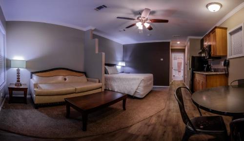 Suite de 1 dormitorio con zona de cocina del hotel Goulding's. Foto 11