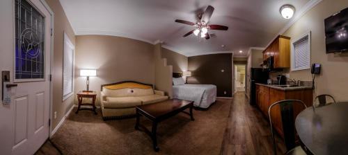 Suite de 1 dormitorio con zona de cocina del hotel Goulding's. Foto 12
