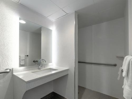 Habitación con 2 camas queen - Acceso para movilidad reducida del hotel Baymont By Wyndham White Plains - Elmsford. Foto 6